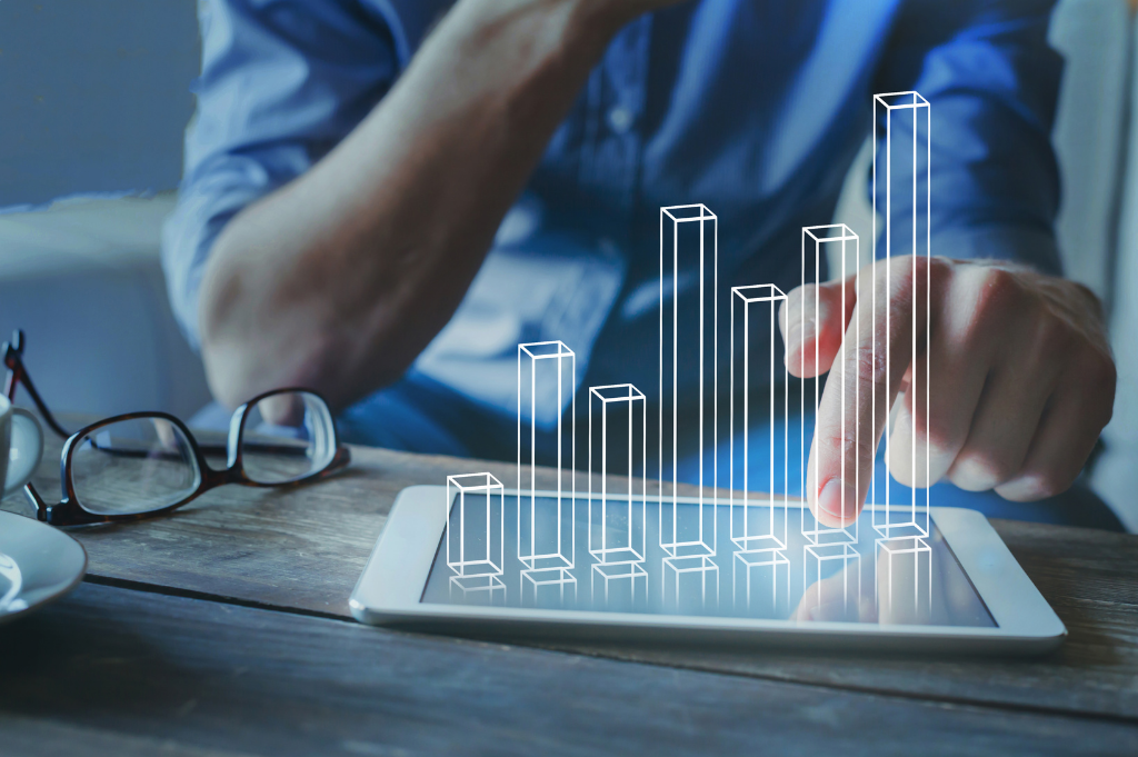 Analisi crescita digitale su tablet con grafici interattivi e metriche performance marketing